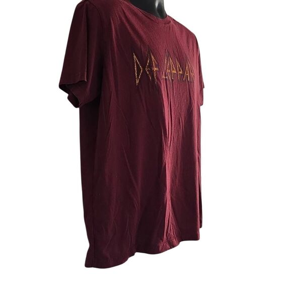 Def Leppard Men's Size Large Burgundy Yellow Logo Short Sleeve T-shirt - Picture 3 of 4